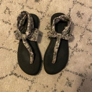 Sanuk thong sandals
